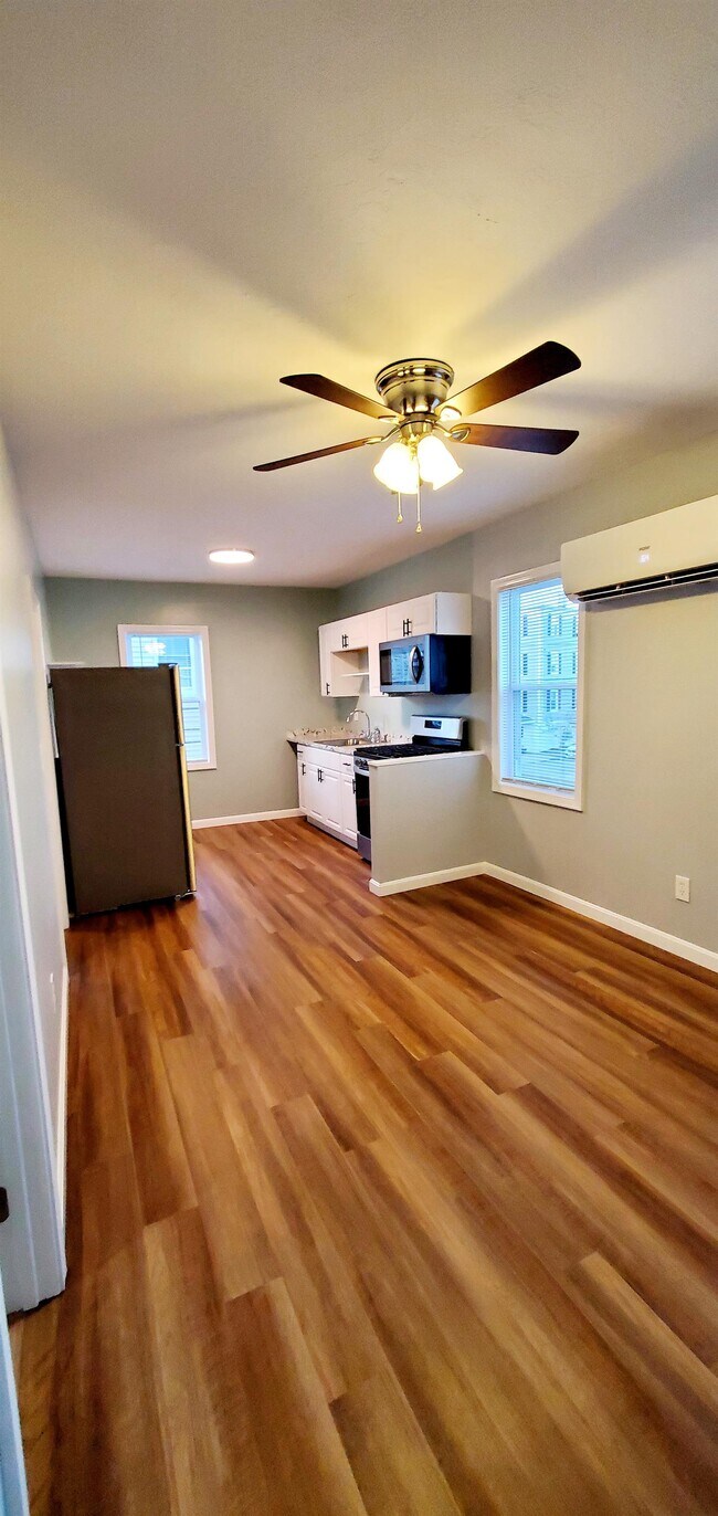 Building Photo - 949 Bedford St