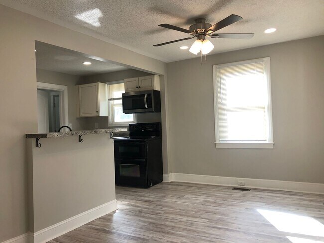 Foto del edificio - MOVE-IN READY!