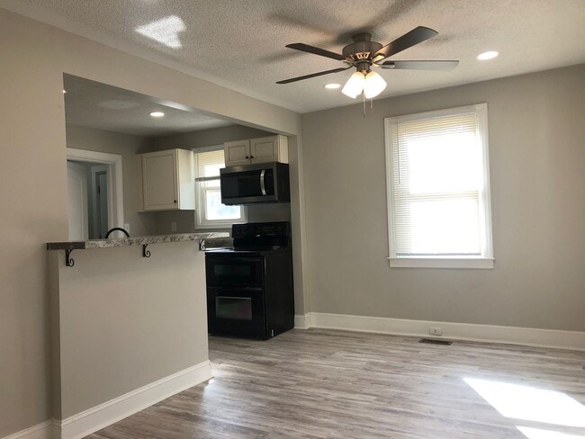 Building Photo - Price Reduced with MOVE-IN SPECIAL! $250 o...