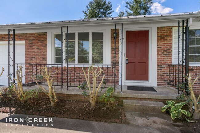 Foto del edificio - Beautiful Two-Bedroom with Fenced Yard in ...