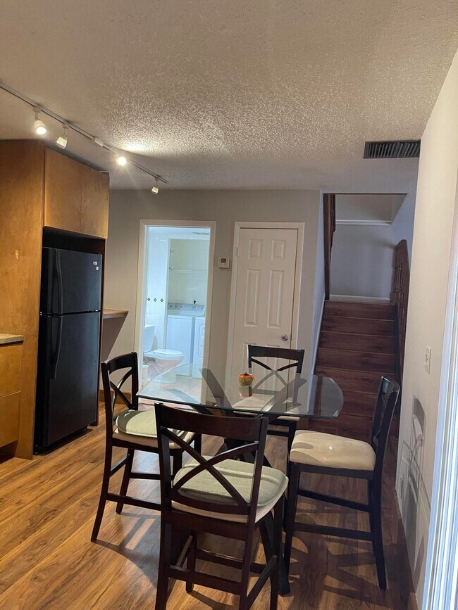 Building Photo - 884 Springdale Cir
