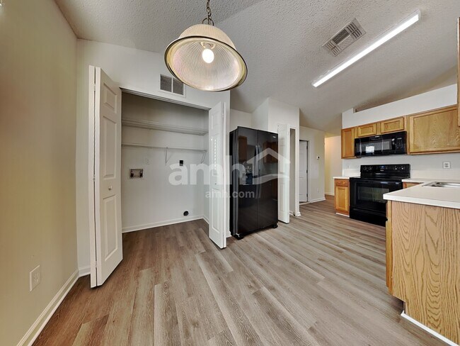 Foto del edificio - 8722 Star Leaf Rd N