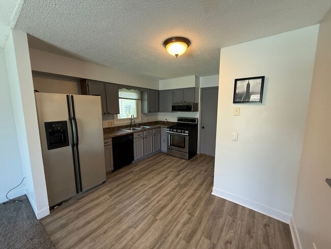 Building Photo - 7812 Brookfield Dr