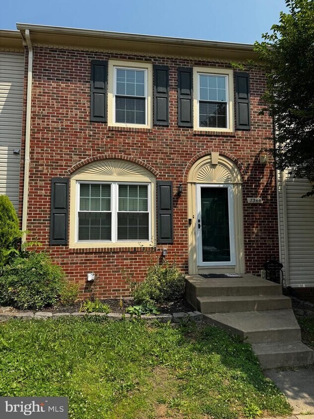 Foto principal - Charming 3BR/3.5BA 3 Level Townhome in Lorton