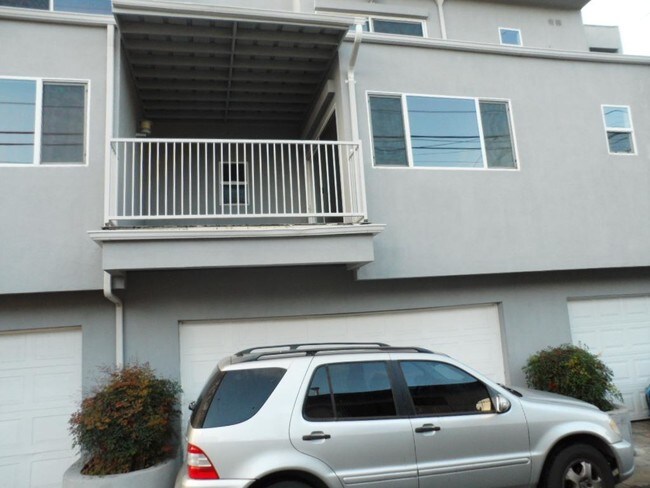 Building Photo - 1051 N Sierra Bonita Ave