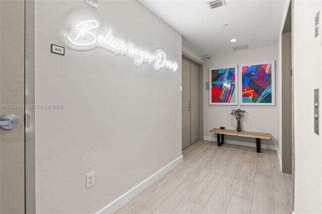 Foto del edificio - 488 NE 18th St