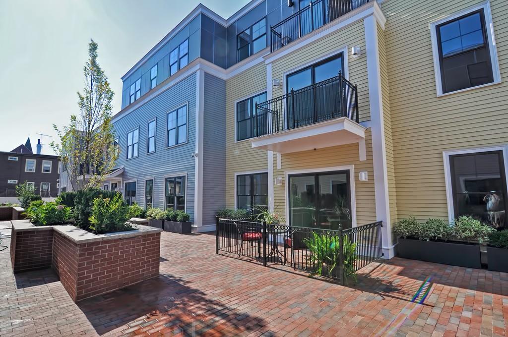 Foto principal - 205 E St