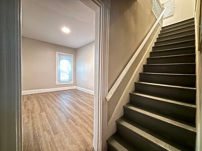 Building Photo - Amazing Harvard Home! *Move In Special - 1...