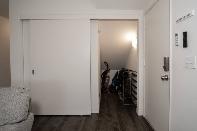 Building Photo - Fully Furnished Townhome with Garage, 3 be...