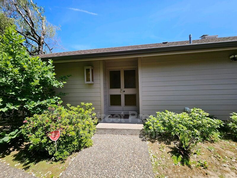 Primary Photo - 12612 NE Prescott Dr