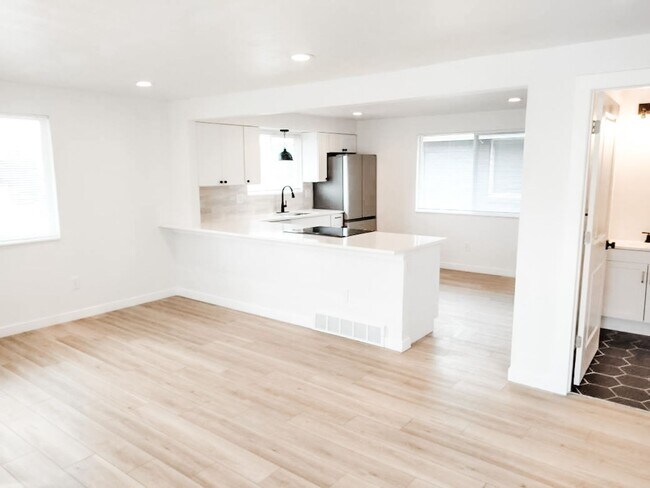 Building Photo - Gorgeous Sloan's Lake 2 bedroom
