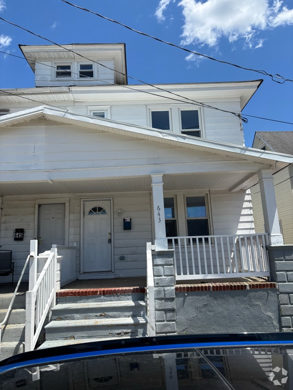 Building Photo - 643 Buck St