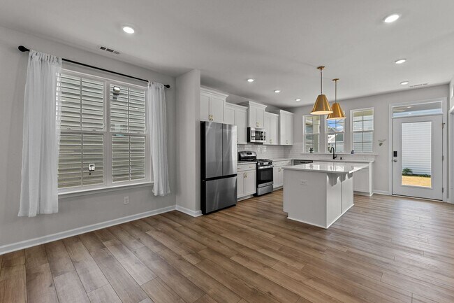 Foto del edificio - Stunning 3BR Home with Spacious Open Layout, Community Pool & Playground