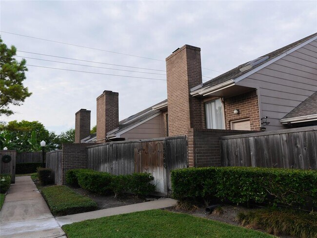Foto del edificio - 13840 Hollowgreen Dr