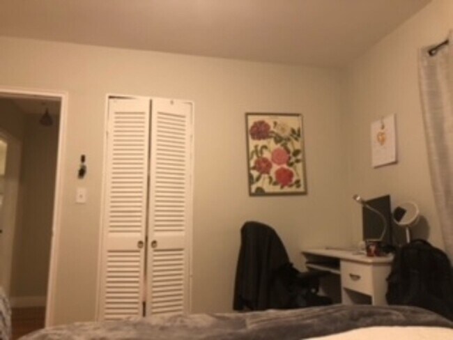 Building Photo - Nice Two-Bed Quiet Parking