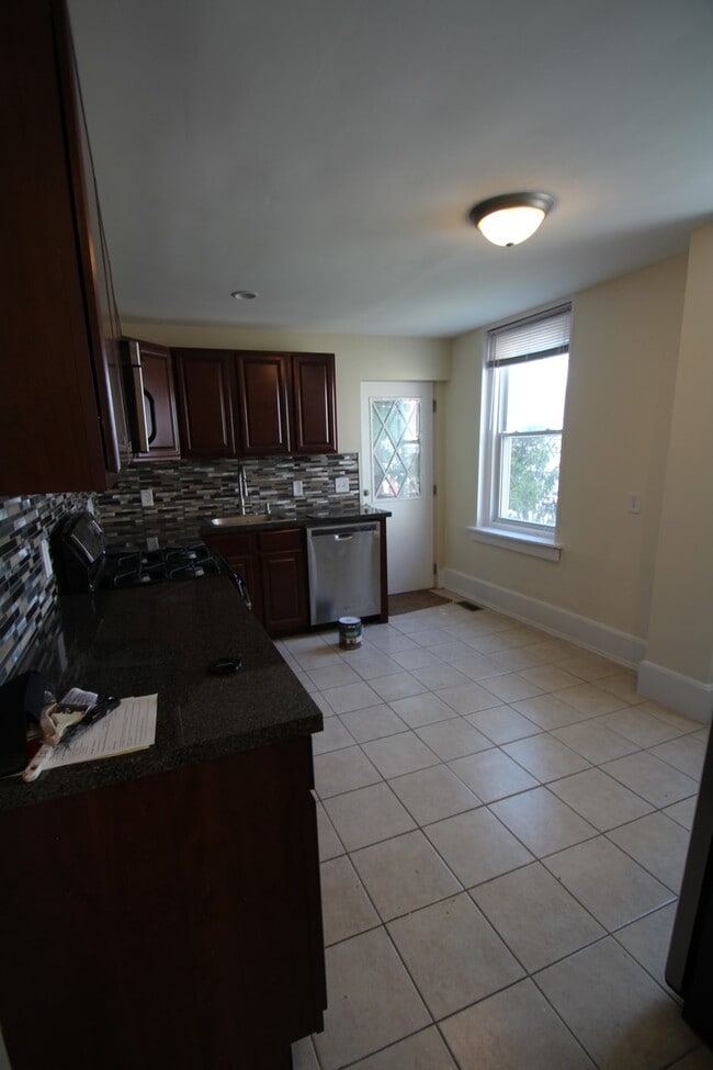 Building Photo - Large 4 Bedroom 1.5 Bath Row in Conshohocken