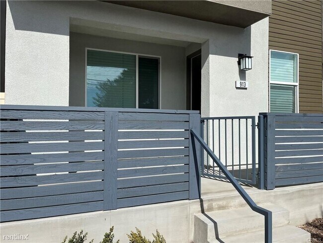 Foto del edificio - 4 br, 4 bath House - 902 E 3rd St
