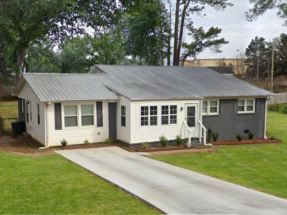 Primary Photo - 2226 Windcrest Dr