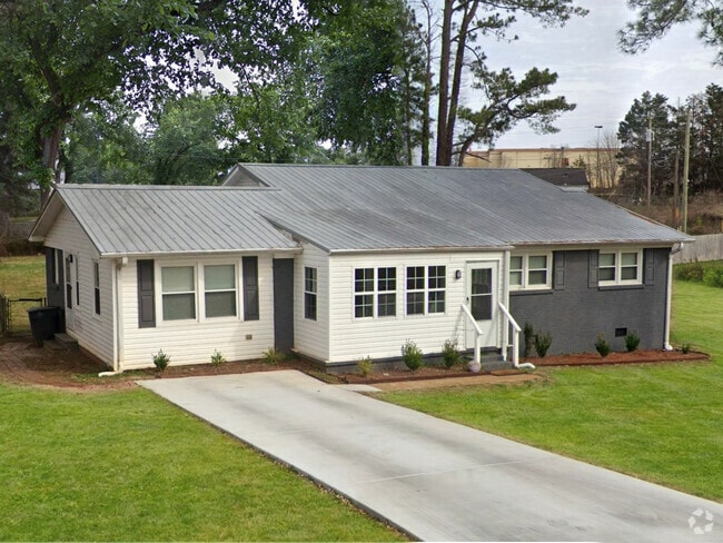 Building Photo - 2226 Windcrest Dr