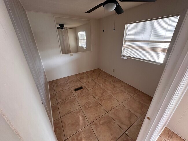 Foto del edificio - 1815 Woodcrest Dr