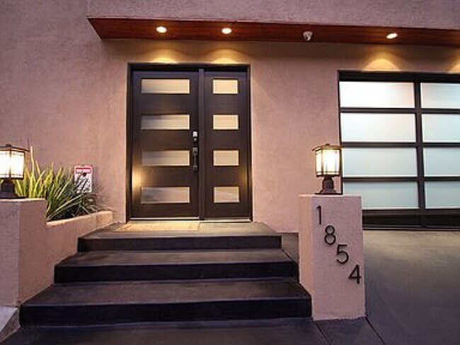 Foto del edificio - Live in the 90210! Stunning Modern Newly Renovated 2 Bedroom plus bonus room home in Beverly Hills!