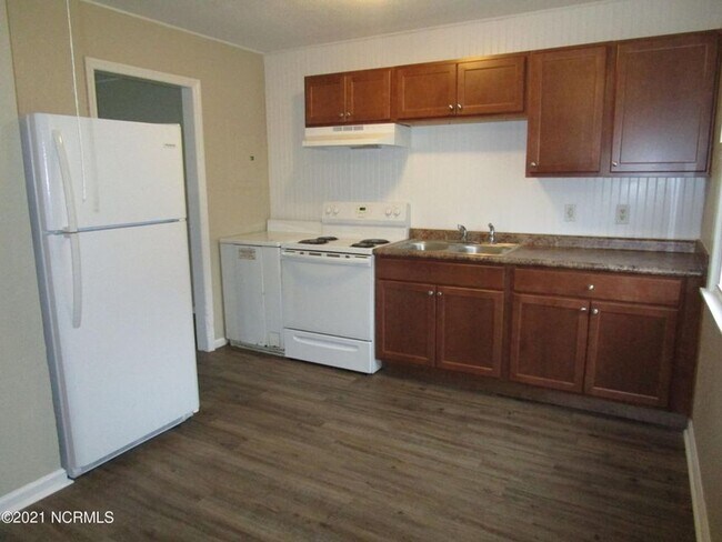Building Photo - Nice 2 Bedroom 1 Bath Duplex, Centrally Lo...