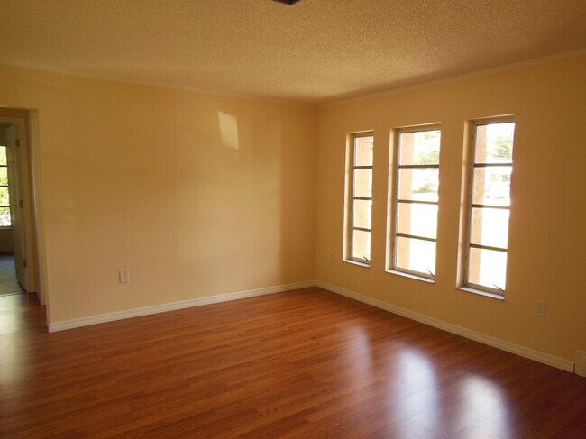 living room - 4449 Brooksdale Dr