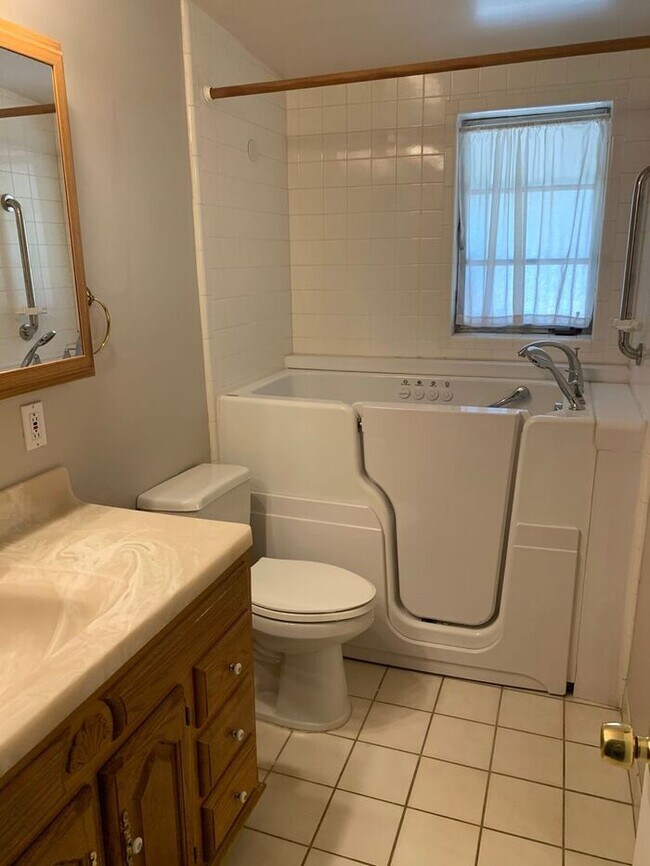 Building Photo - 3 Bedroom 2 bath with Large LUSH yard !!