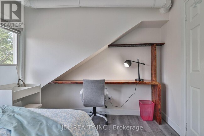 Building Photo - 5 Sorauren Ave