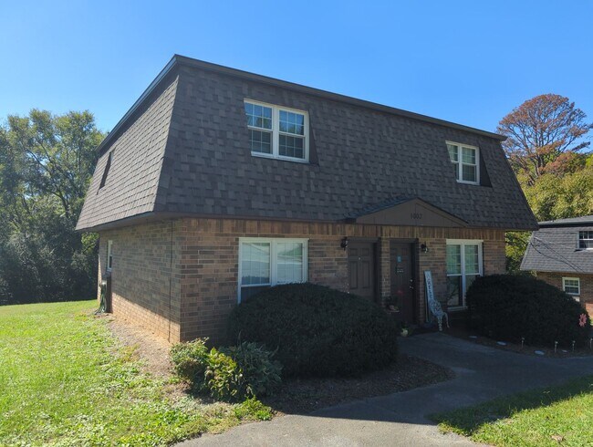 Building Photo - 1002 Central Dr