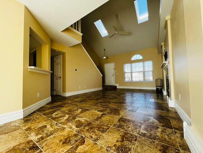 Building Photo - 9240 Crossing Dr