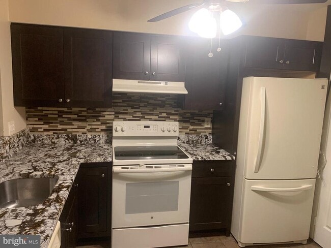 Building Photo - 8075 Pantano Pl