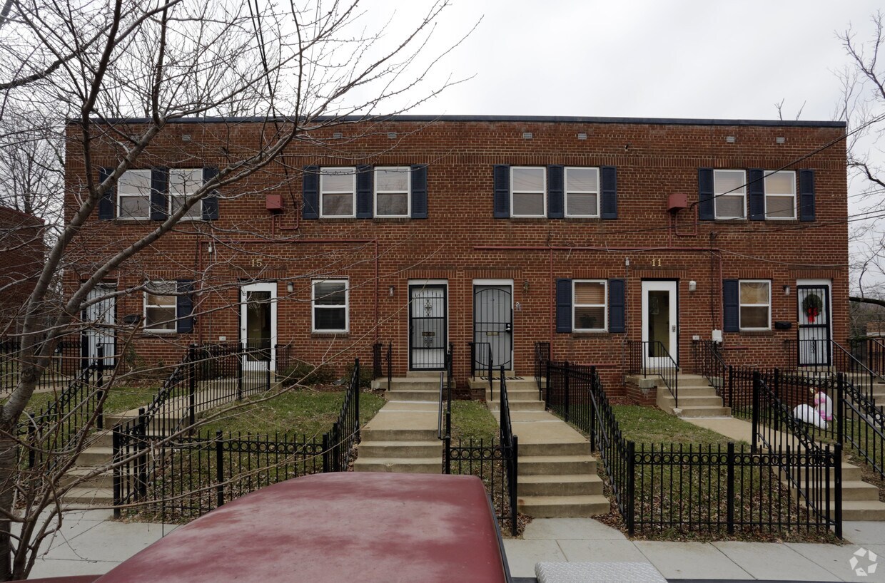 Building Photo - 11-15 Halley Pl SE
