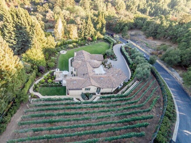 Foto del edificio - FABULOUS 4+ bedroom home, LAH, but close t...