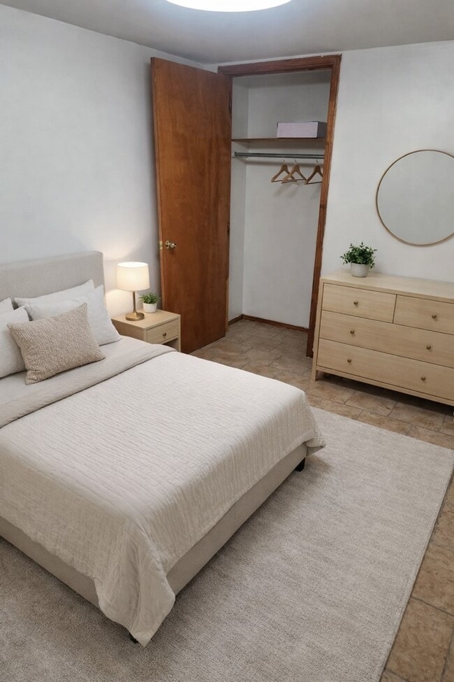 Building Photo - 1015 Lincoln Pl