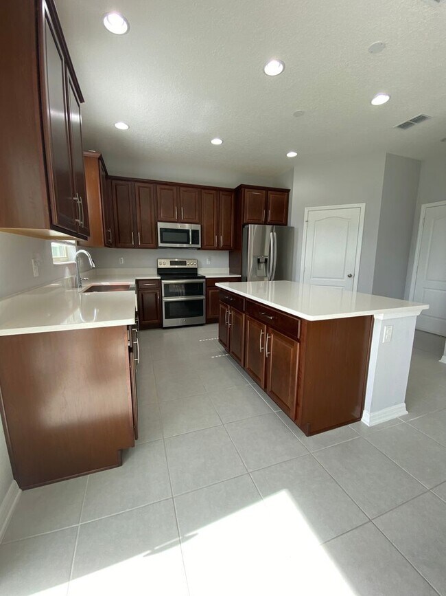 Foto del edificio - 4-Bedroom, 2.5-Bathroom in Saint Cloud
