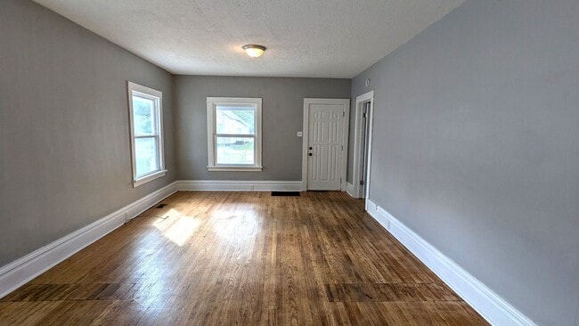 Building Photo - 486 E Apple Ave