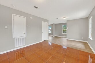 Building Photo - 2446 Mayview Dr