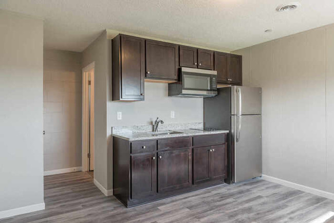 Building Photo - NEWLY REMODELED STUDIO WITH CLUBHOUSE