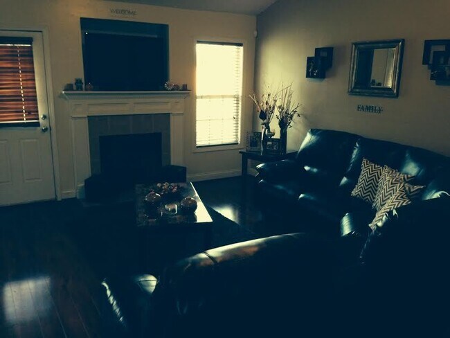 Building Photo - Beautiful 3 Bedroom 2 Bathroom Home!
