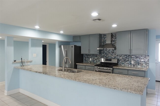 Building Photo - 1102 Winnie St