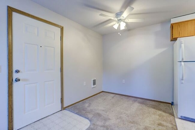 Building Photo - Beautifully remodeled 1 bedroom unit with washer/dryer included!