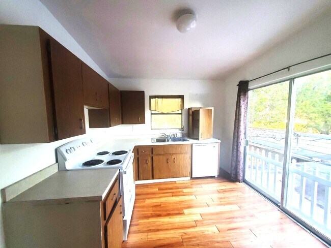 Foto del edificio - Annual One Bedroom One Bath Upstairs Condo...