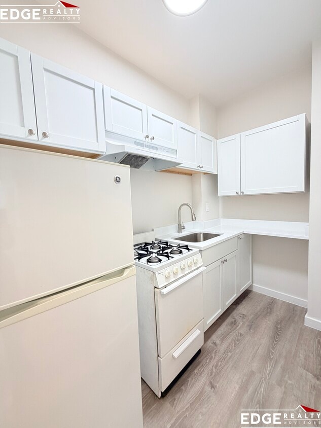 Photo - 160 Strathmore Rd. Unit 9