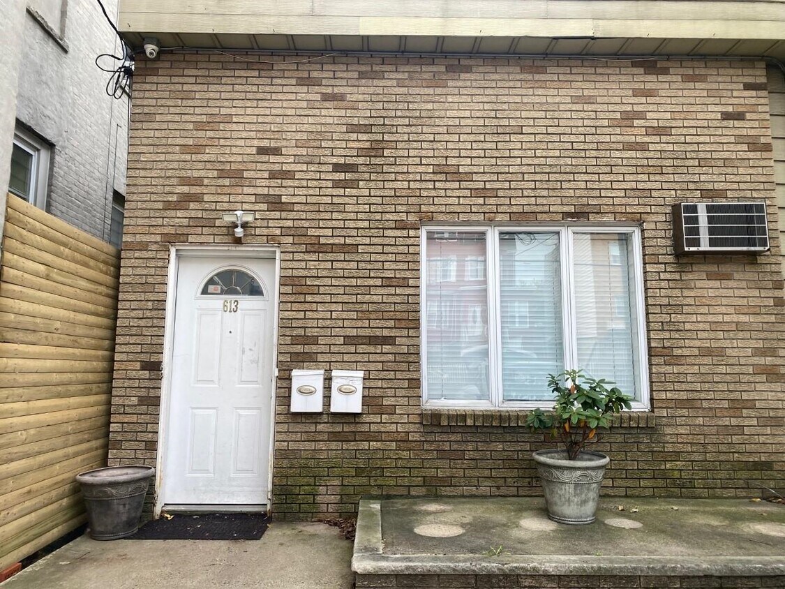 Foto principal - 613 12th St