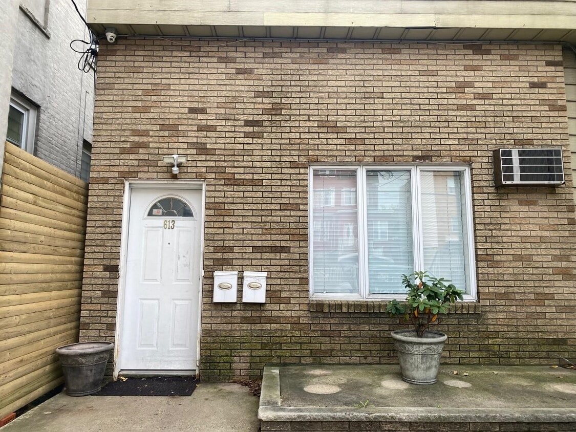 Primary Photo - 613 12th St