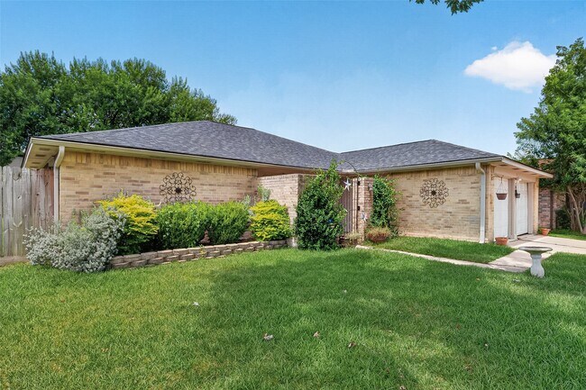 Building Photo - 15815 Thistledew Dr
