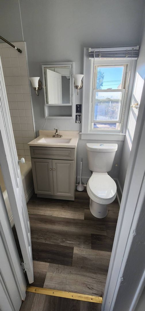 Foto del edificio - Recently redone 1br in the heart of Schene...