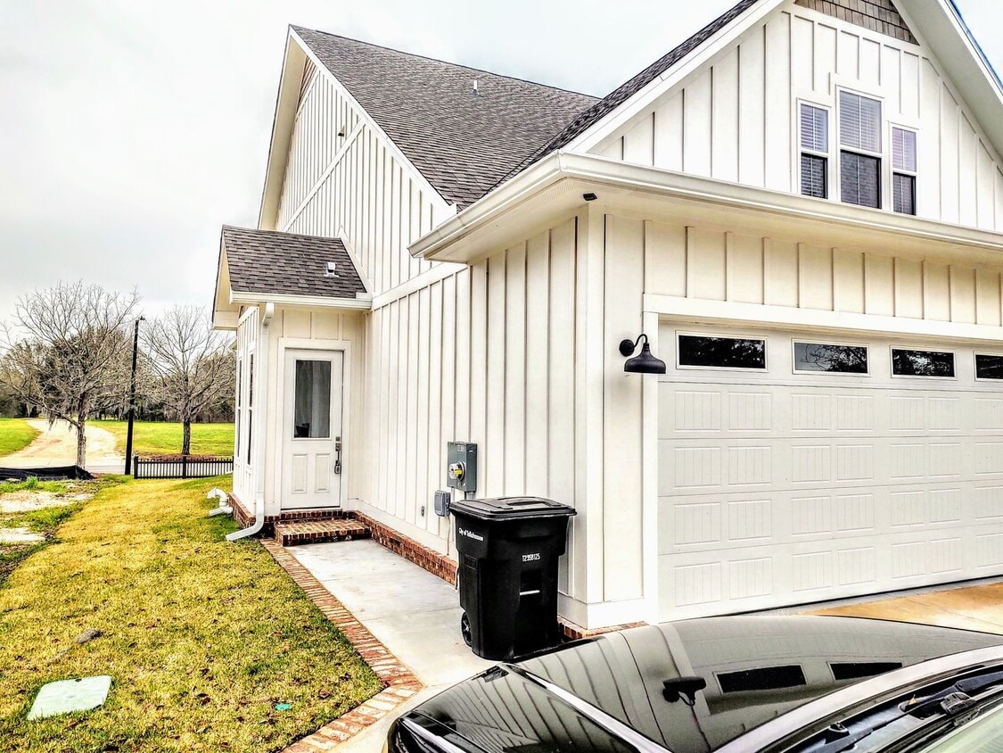 Primary Photo - Great Carriage House in Southwood