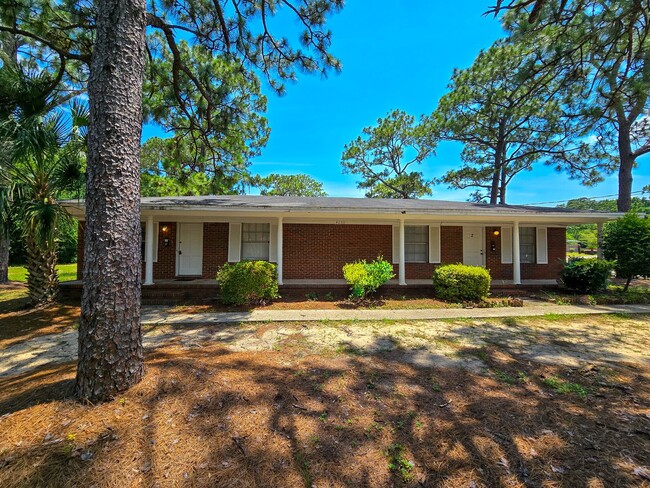 Building Photo - 2 bedroom 1 bath available for rent ~ tras...